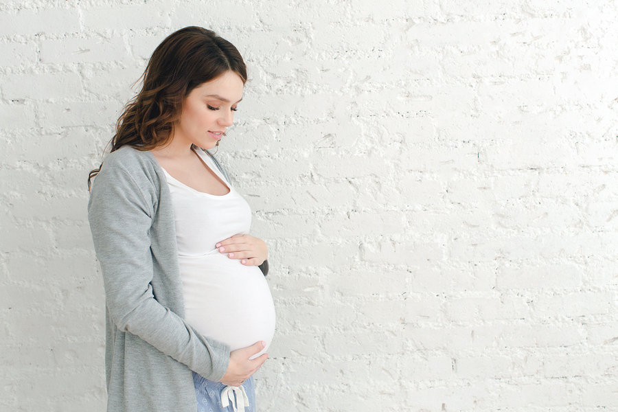Pregnant woman experiencing false contractions